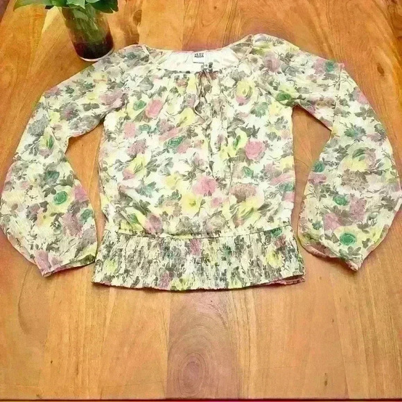 VERO MODA  Pastel yellow floral light weight long sleeves blouse. - Picture 10 of 11